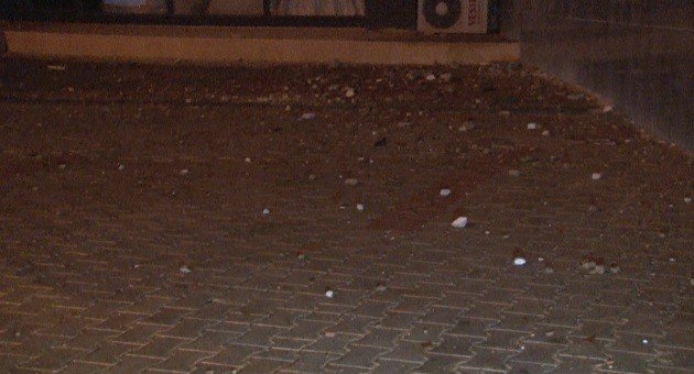 Konya’da korkulu anlar! 18 katlı binanın çatısına yıldırım düştü! Beton parçaları etrafa saçıldı