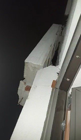 Konya’da korkulu anlar! 18 katlı binanın çatısına yıldırım düştü! Beton parçaları etrafa saçıldı