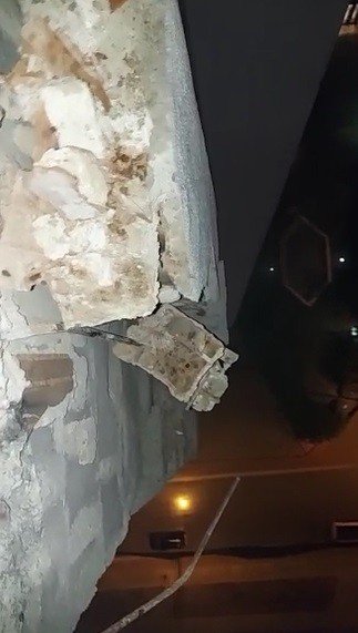 Konya’da korkulu anlar! 18 katlı binanın çatısına yıldırım düştü! Beton parçaları etrafa saçıldı