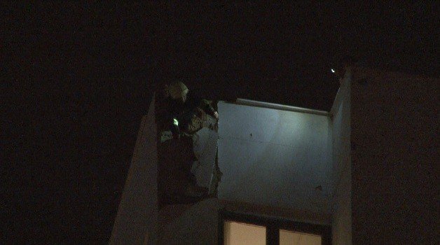 Konya’da korkulu anlar! 18 katlı binanın çatısına yıldırım düştü! Beton parçaları etrafa saçıldı