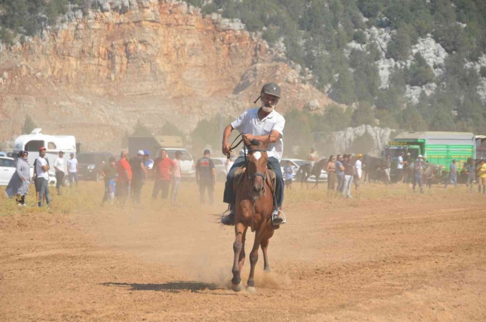 Konya'dan giden rahvan atlar Antalya’da nefes kesti! Beyşehirli Erdal Poyraz'a özel atçılık nişanı verildi