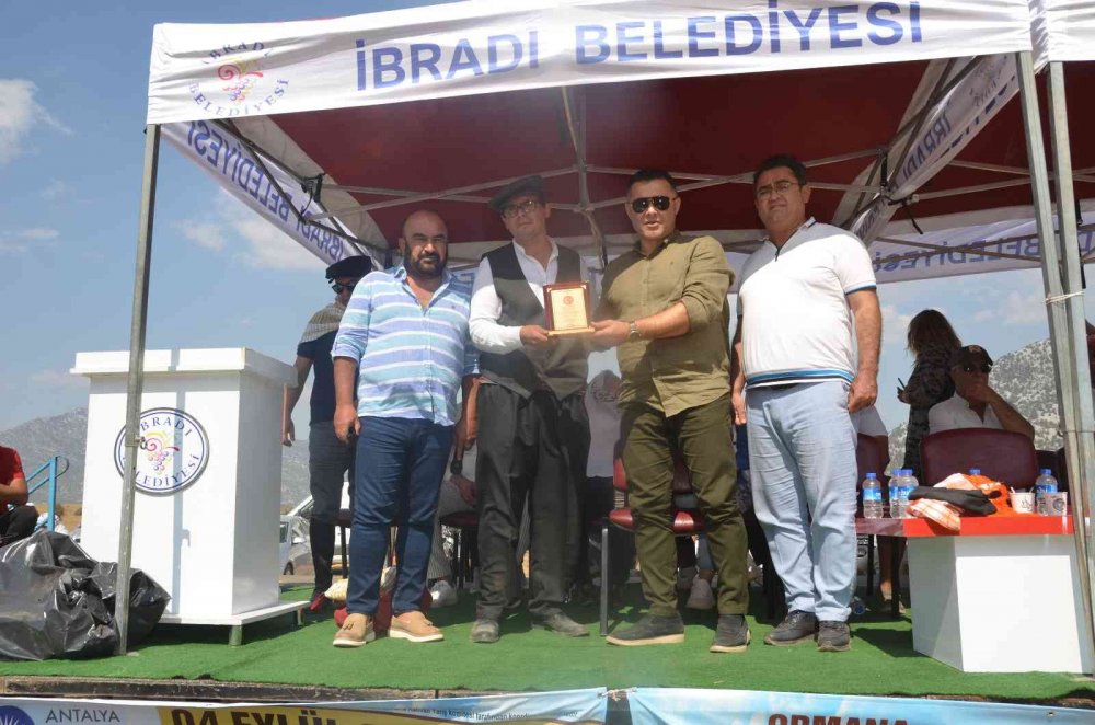 Konya'dan giden rahvan atlar Antalya’da nefes kesti! Beyşehirli Erdal Poyraz'a özel atçılık nişanı verildi