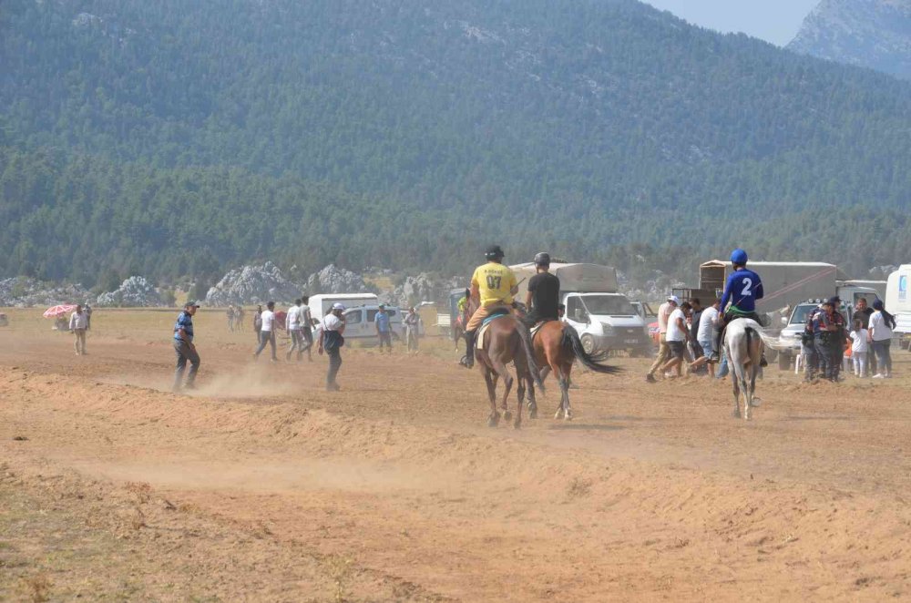 Konya'dan giden rahvan atlar Antalya’da nefes kesti! Beyşehirli Erdal Poyraz'a özel atçılık nişanı verildi