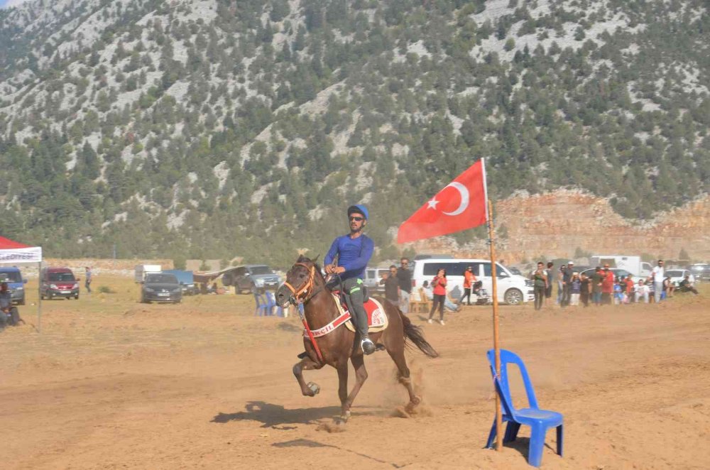 Konya'dan giden rahvan atlar Antalya’da nefes kesti! Beyşehirli Erdal Poyraz'a özel atçılık nişanı verildi