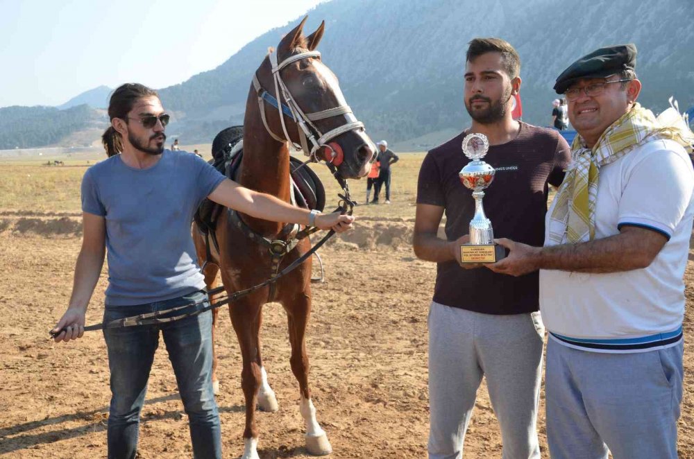 Konya'dan giden rahvan atlar Antalya’da nefes kesti! Beyşehirli Erdal Poyraz'a özel atçılık nişanı verildi