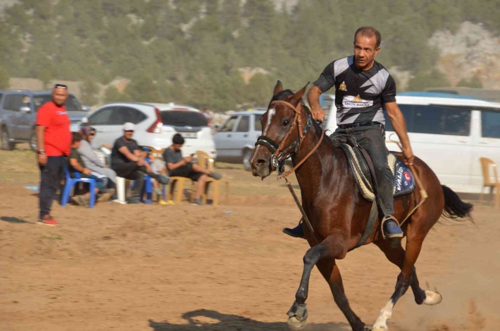 Konya'dan giden rahvan atlar Antalya’da nefes kesti! Beyşehirli Erdal Poyraz'a özel atçılık nişanı verildi