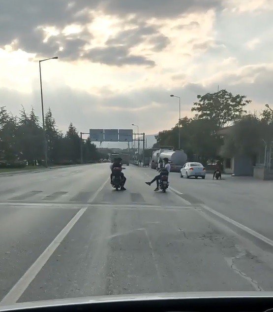 Konya trafiğinde tehlikeli hareket! Yan oturan motosiklet sürücüsü yürekleri ağza getirdi
