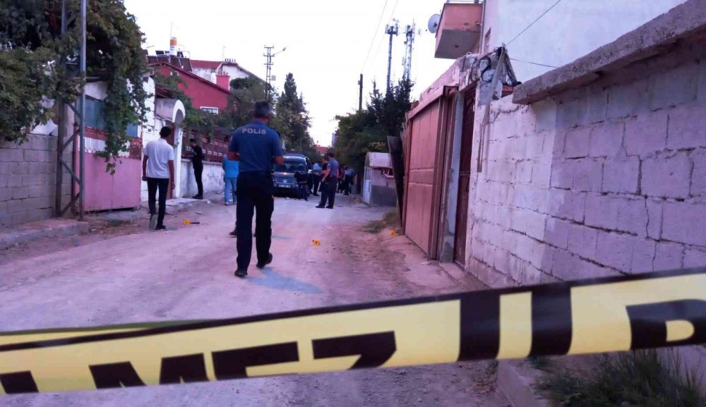 Konya'da trafik kavgası kanlı bitti! Evine kadar takip eden 5 kişiyi vuran şahıs ve oğlu gözaltına alındı