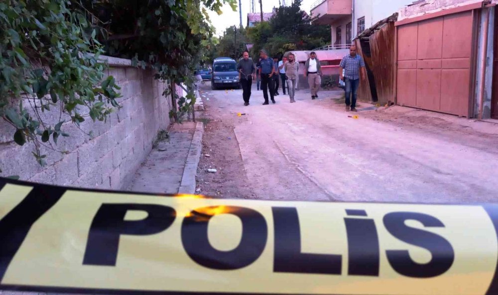 Konya'da trafik kavgası kanlı bitti! Evine kadar takip eden 5 kişiyi vuran şahıs ve oğlu gözaltına alındı