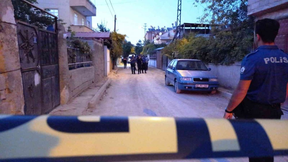 Konya'da trafik kavgası kanlı bitti! Evine kadar takip eden 5 kişiyi vuran şahıs ve oğlu gözaltına alındı
