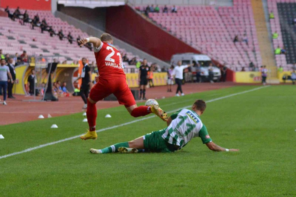 Konyaspor 1-0'larla zirveyi zorluyor
