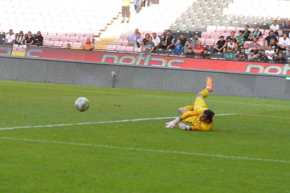 Konyaspor 1-0'larla zirveyi zorluyor