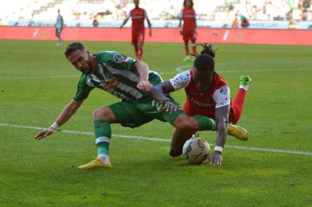 Konyaspor 1-0'larla zirveyi zorluyor