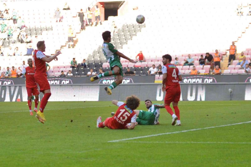 Konyaspor 1-0'larla zirveyi zorluyor