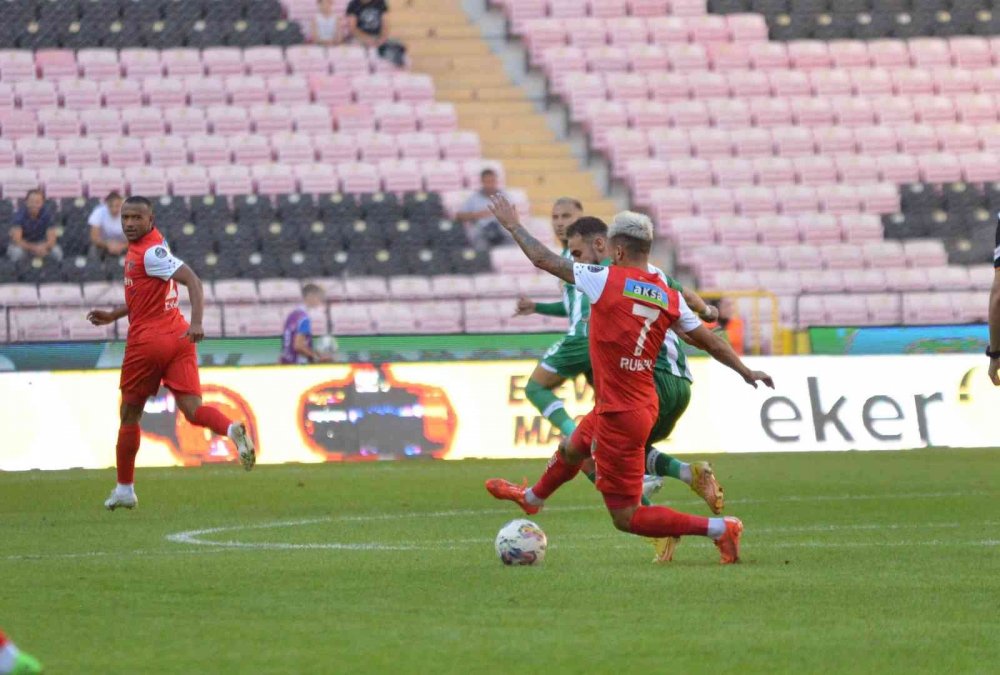 Konyaspor 1-0'larla zirveyi zorluyor