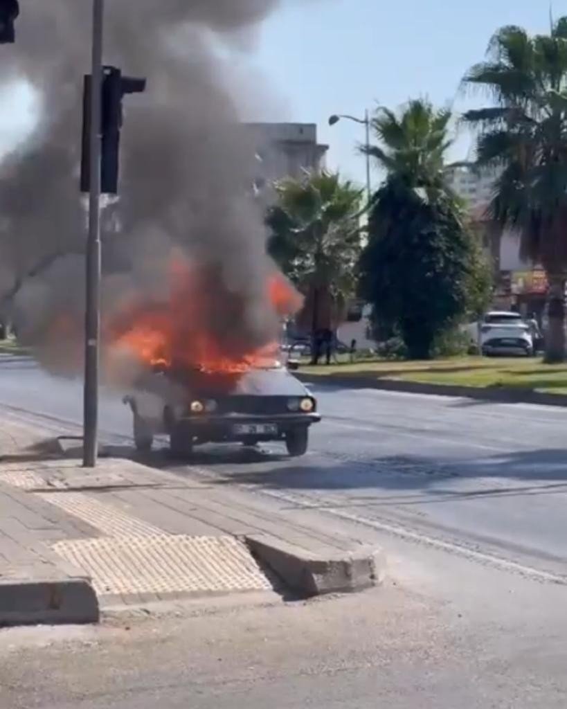 Otomobilde sigara yaktı! Alev topuna dönen araçta sürücü yaralandı