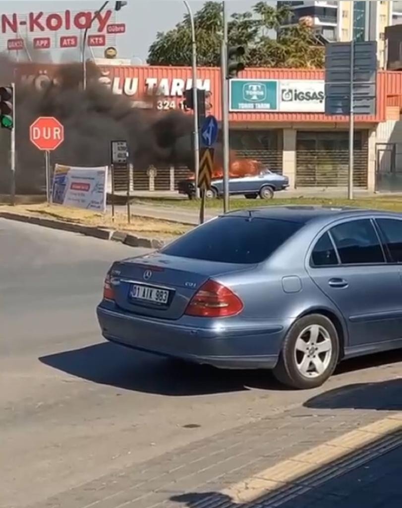 Otomobilde sigara yaktı! Alev topuna dönen araçta sürücü yaralandı