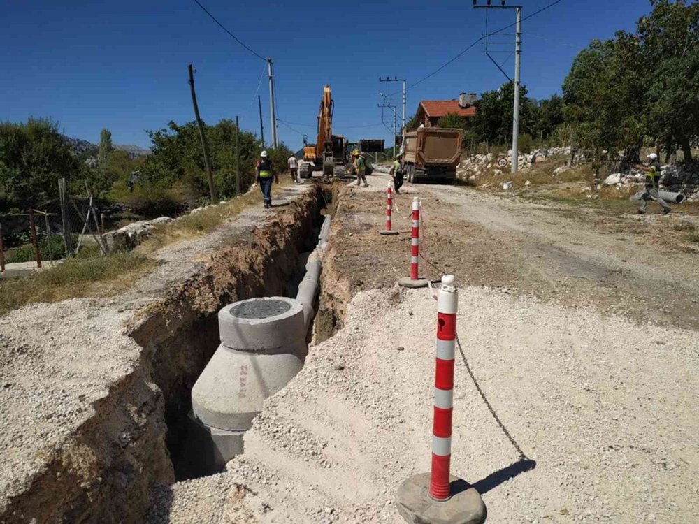 Konya Büyükşehir’deb merkez ve ilçelerde hummalı altyapı çalışması