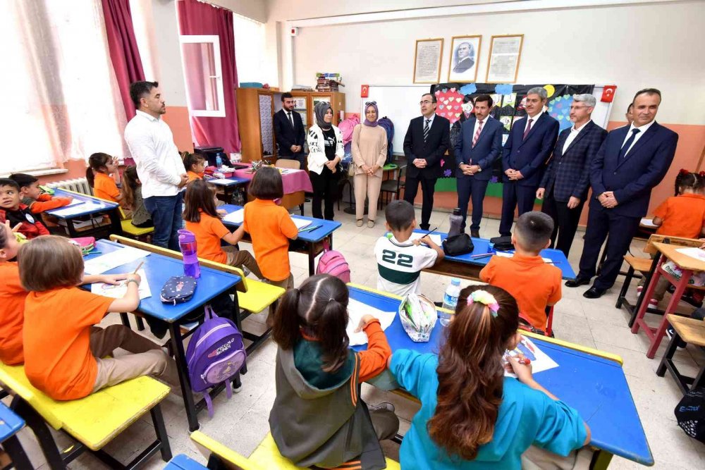 Konya haber! Karatay Belediyesi’nden ilkokula başlayan miniklere çanta ve kırtasiye hediye