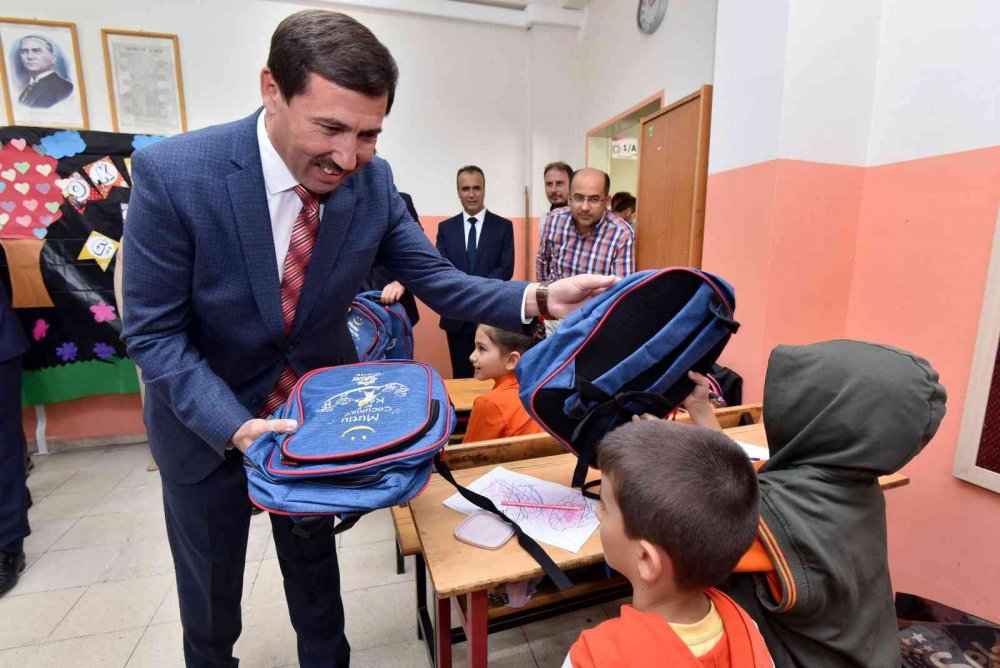 Konya haber! Karatay Belediyesi’nden ilkokula başlayan miniklere çanta ve kırtasiye hediye