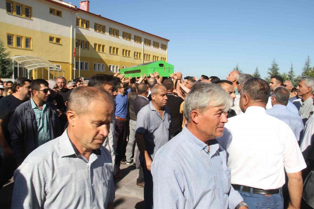 Konya'da öğretmene acı veda! Mahmut Çay'ın cenaze namazı 28 yıl görev yaptığı okulda kılındı