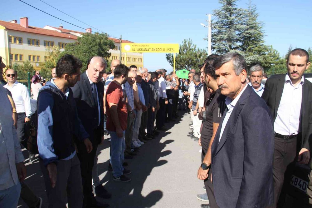 Konya'da öğretmene acı veda! Mahmut Çay'ın cenaze namazı 28 yıl görev yaptığı okulda kılındı