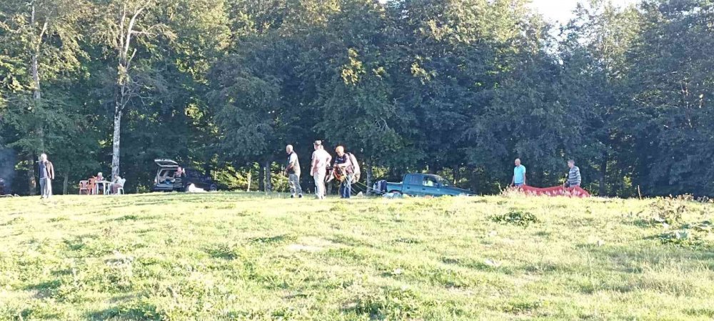 Yamaç paraşütçüleri Gürle Dağı'nda ağaca takıldı! Kurtarma operasyonu nefes kesti