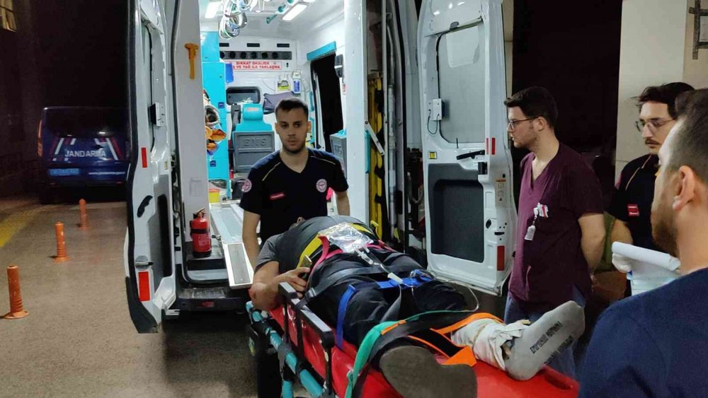 Yamaç paraşütçüleri Gürle Dağı'nda ağaca takıldı! Kurtarma operasyonu nefes kesti