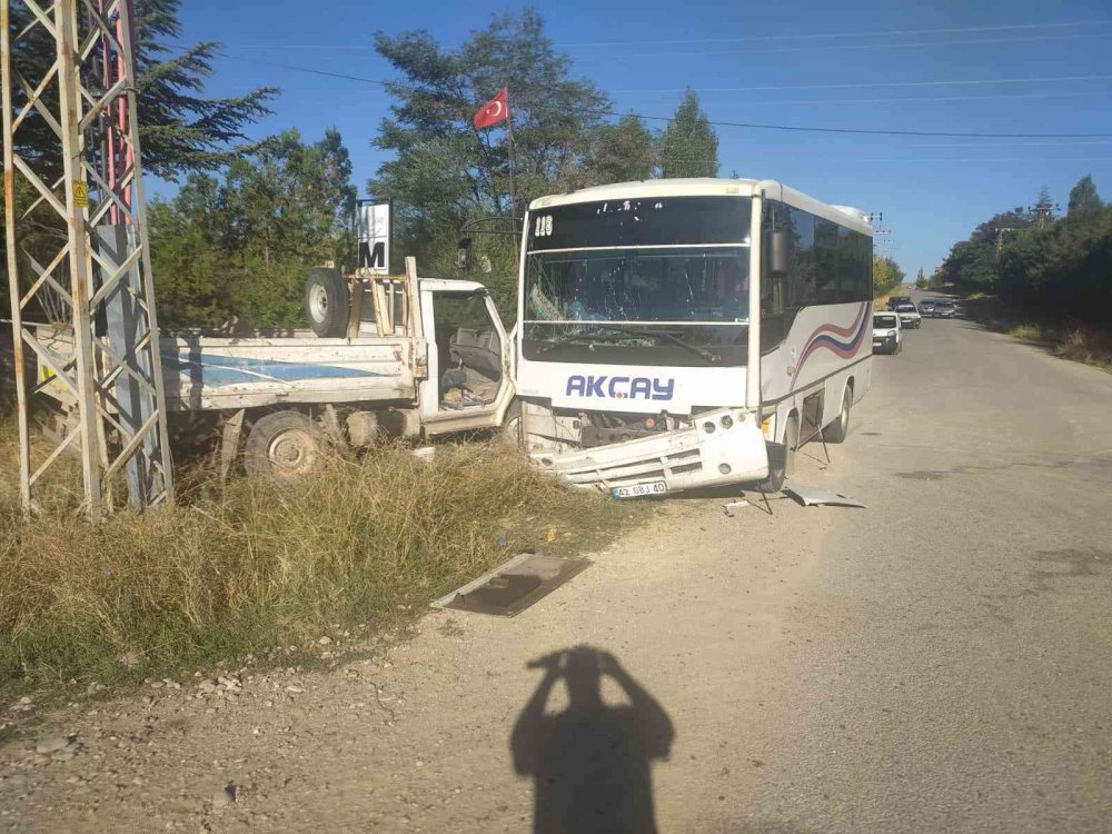 Konya'da servis midibüsü kamyonetle çarpıştı! 17 tekstil işçisi yaralandı