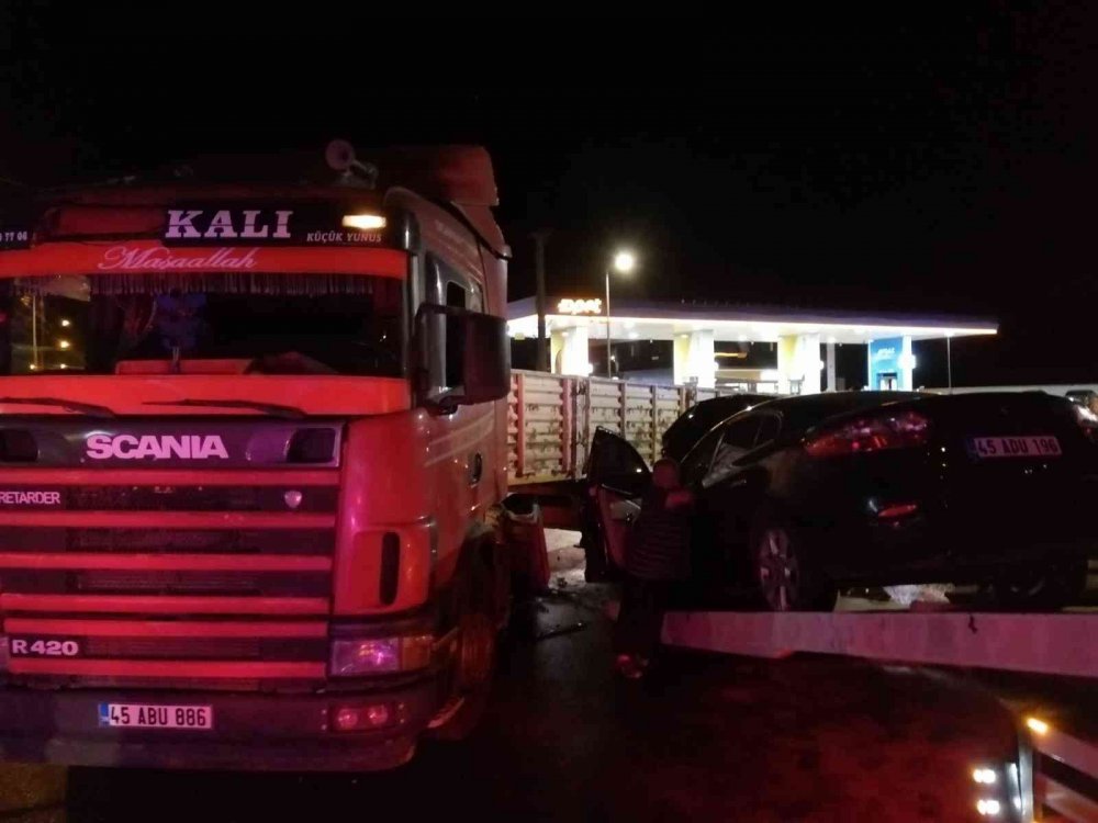 Tır ile çarpışan otomobilde 1'i çocuk 6 kişi ölümden döndü