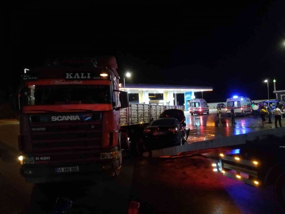 Tır ile çarpışan otomobilde 1'i çocuk 6 kişi ölümden döndü