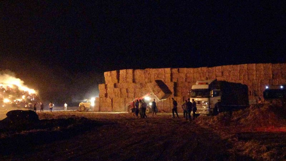 Adana'da alevler geceyi aydınlattı! Milyonluk balyalar küle döndü, müdahale sürüyor..