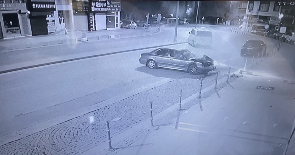 Konya'da virajda savrulan otomobil minibüse çarptı! Kazanın görüntüleri ortaya çıktı