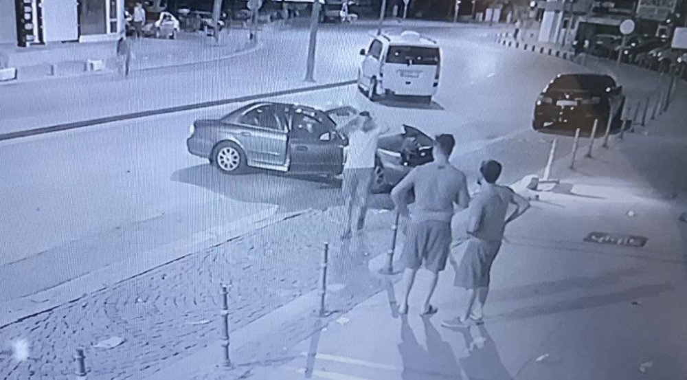 Konya'da virajda savrulan otomobil minibüse çarptı! Kazanın görüntüleri ortaya çıktı