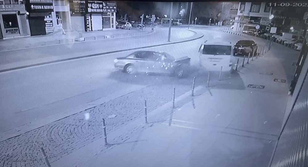 Konya'da virajda savrulan otomobil minibüse çarptı! Kazanın görüntüleri ortaya çıktı