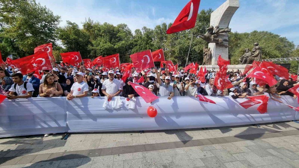 Duyarlı ailelerden küresel LGBT dayatmasına karşı tepki yürüyüşü