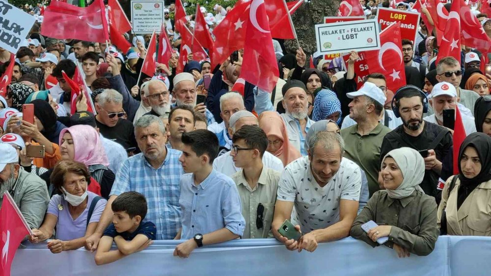 Duyarlı ailelerden küresel LGBT dayatmasına karşı tepki yürüyüşü