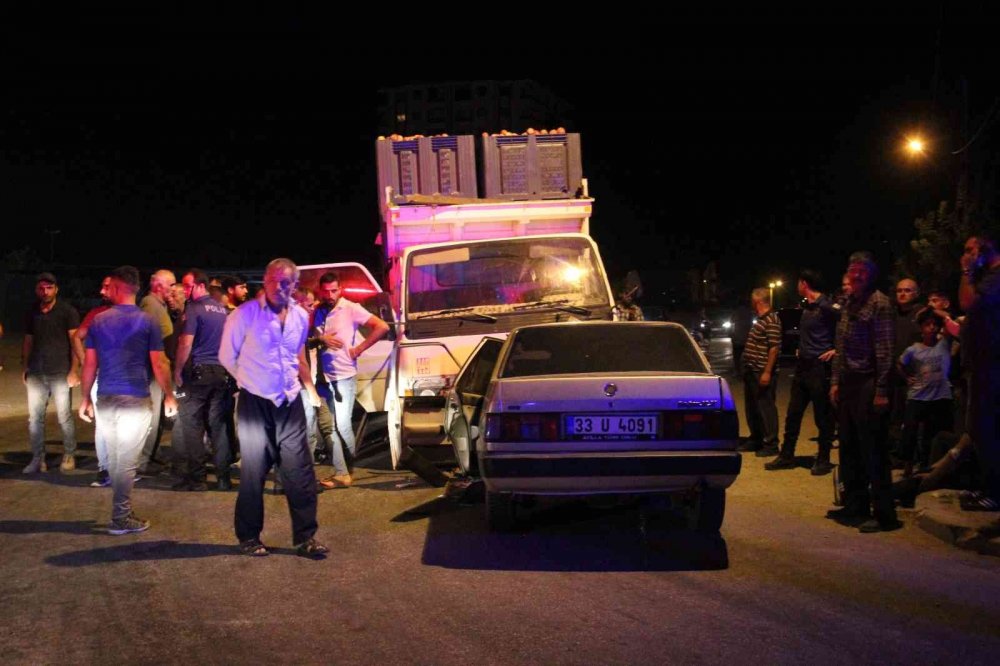 Karaman haber! Elma yüklü kamyonetle kafa kafaya çarpışan otomobilde 2 kişi yaralandı