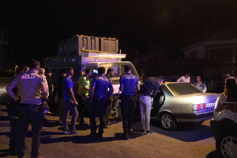 Karaman haber! Elma yüklü kamyonetle kafa kafaya çarpışan otomobilde 2 kişi yaralandı