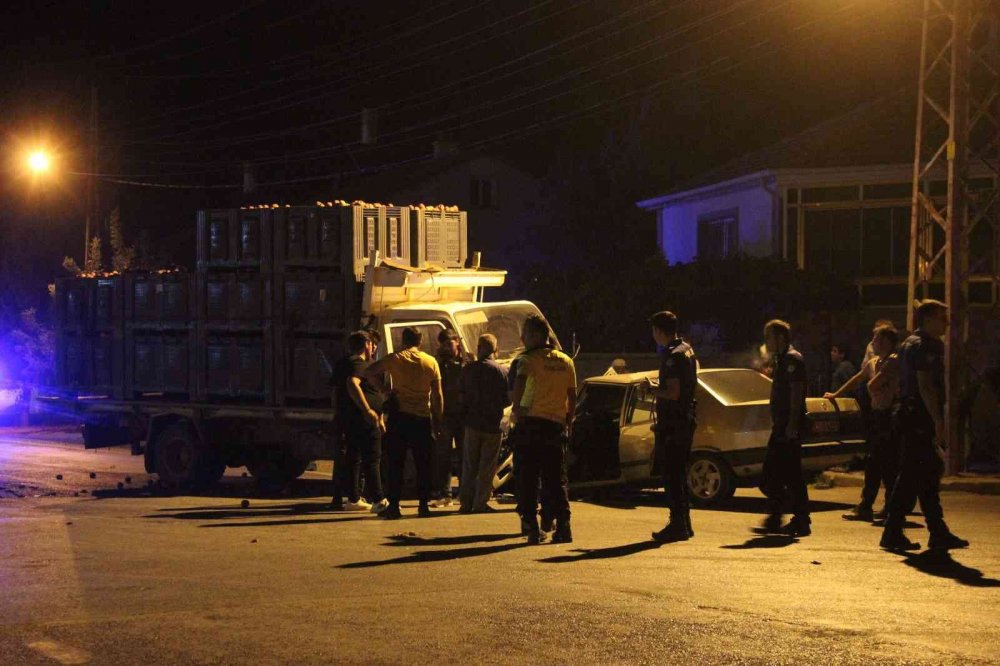 Karaman haber! Elma yüklü kamyonetle kafa kafaya çarpışan otomobilde 2 kişi yaralandı