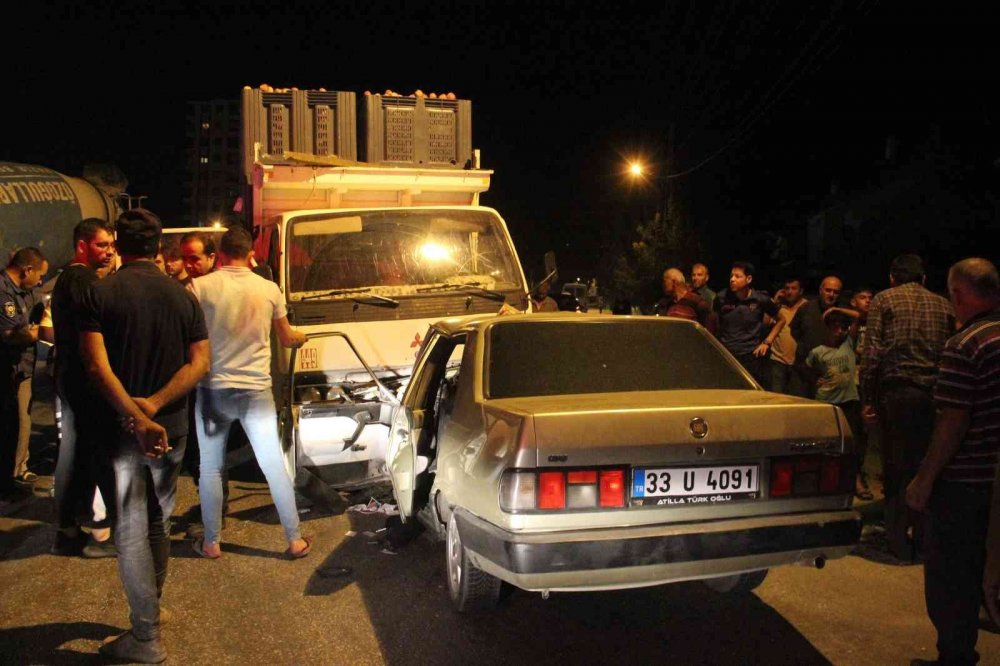 Karaman haber! Elma yüklü kamyonetle kafa kafaya çarpışan otomobilde 2 kişi yaralandı