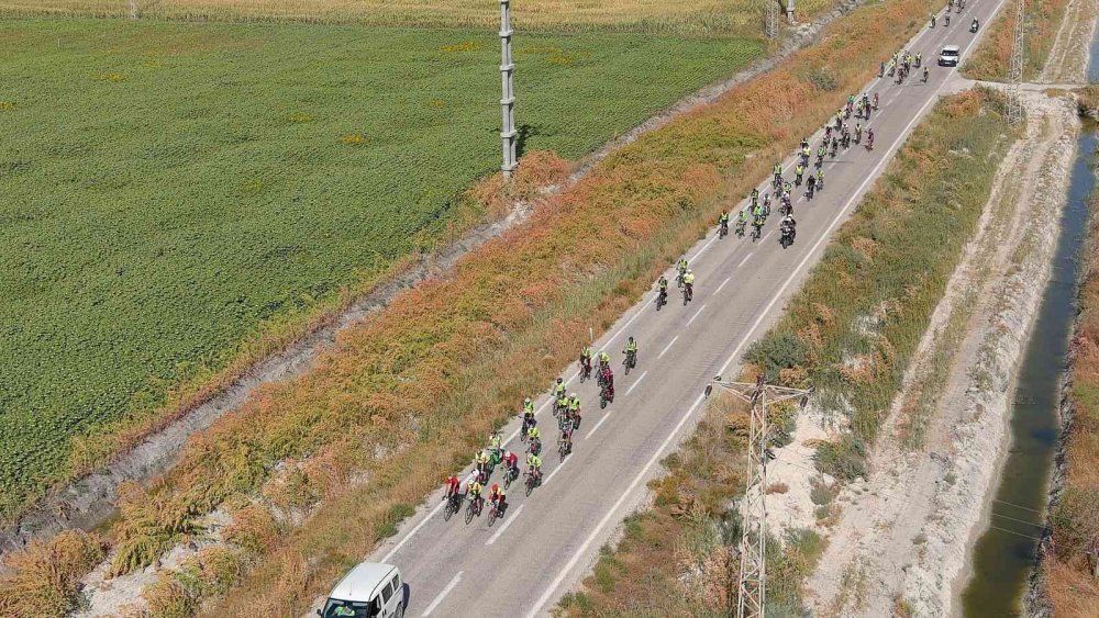 Konya’da bisiklet sürücüleri 10 bin yıllık antik kent Çatalhöyük'e pedal çevirdi