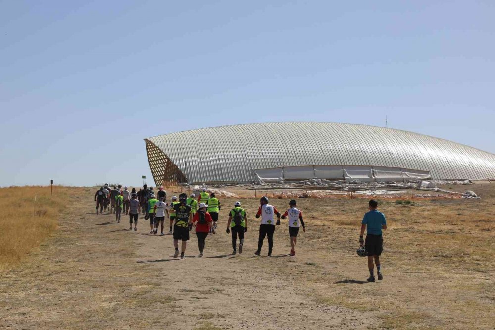 Konya’da bisiklet sürücüleri 10 bin yıllık antik kent Çatalhöyük'e pedal çevirdi