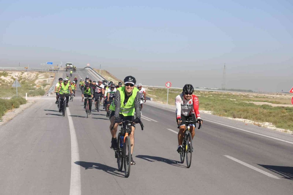 Konya’da bisiklet sürücüleri 10 bin yıllık antik kent Çatalhöyük'e pedal çevirdi
