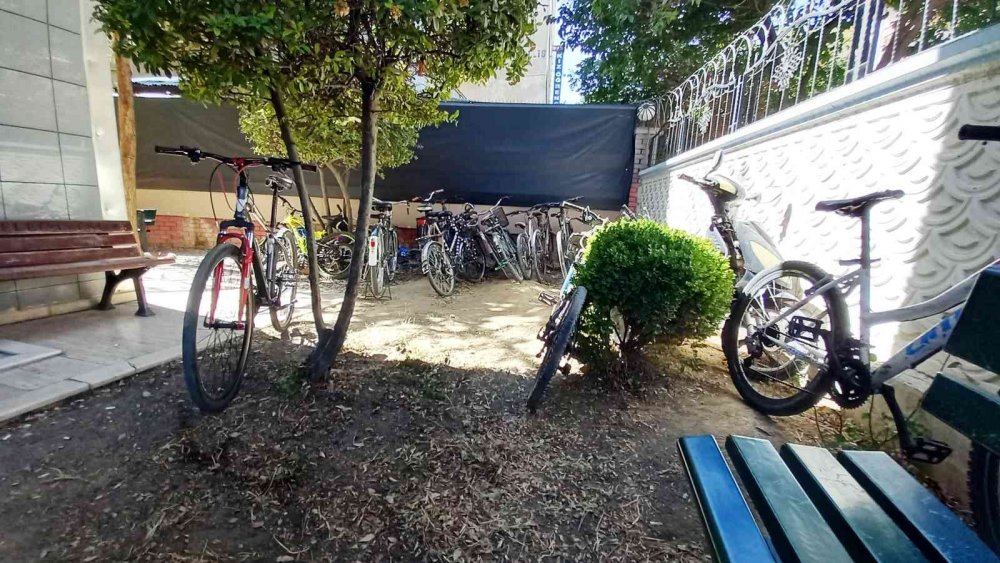 Konya'da ikinci el eşya deposunda yakalanan biri elektrikli 34 çalıntı bisiklet sahiplerine teslim edildi