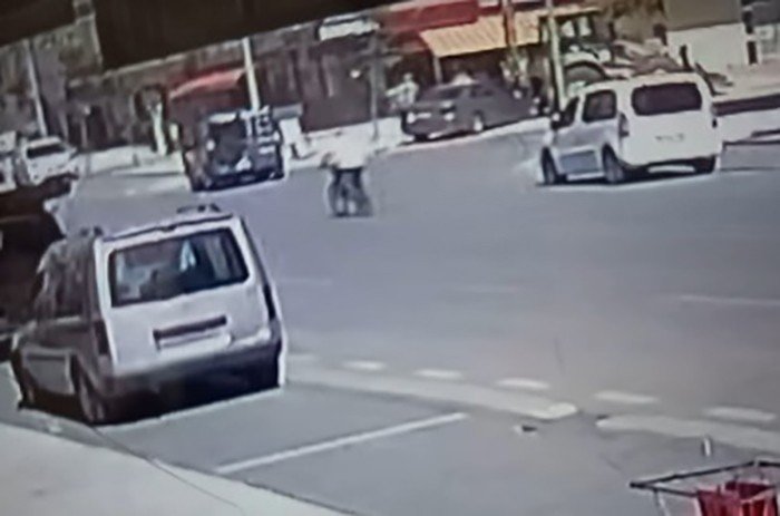 Konya'da kaza yapıp savrulan araç kaldırımdaki işçilere çarptı! 2 işçi ağır yaralı