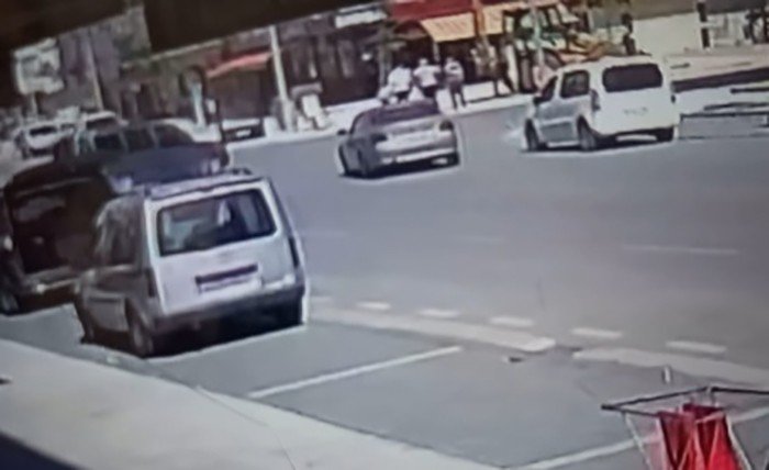 Konya'da kaza yapıp savrulan araç kaldırımdaki işçilere çarptı! 2 işçi ağır yaralı