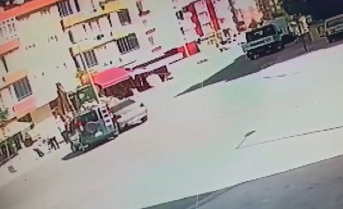 Konya'da kaza yapıp savrulan araç kaldırımdaki işçilere çarptı! 2 işçi ağır yaralı