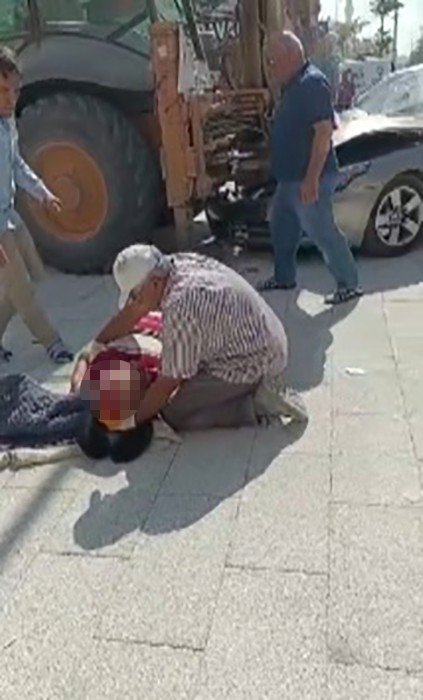 Konya'da kaza yapıp savrulan araç kaldırımdaki işçilere çarptı! 2 işçi ağır yaralı