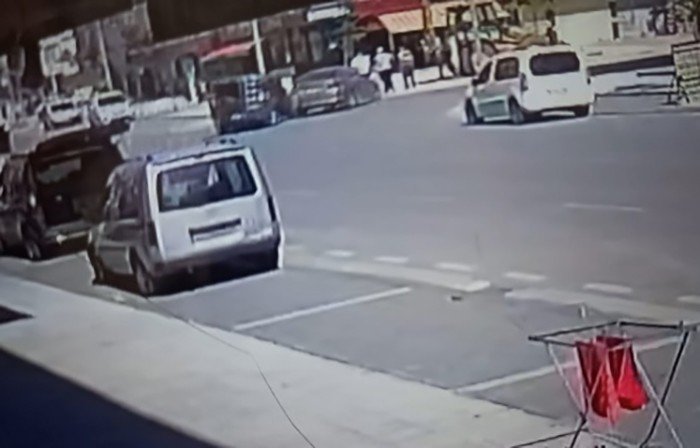 Konya'da kaza yapıp savrulan araç kaldırımdaki işçilere çarptı! 2 işçi ağır yaralı